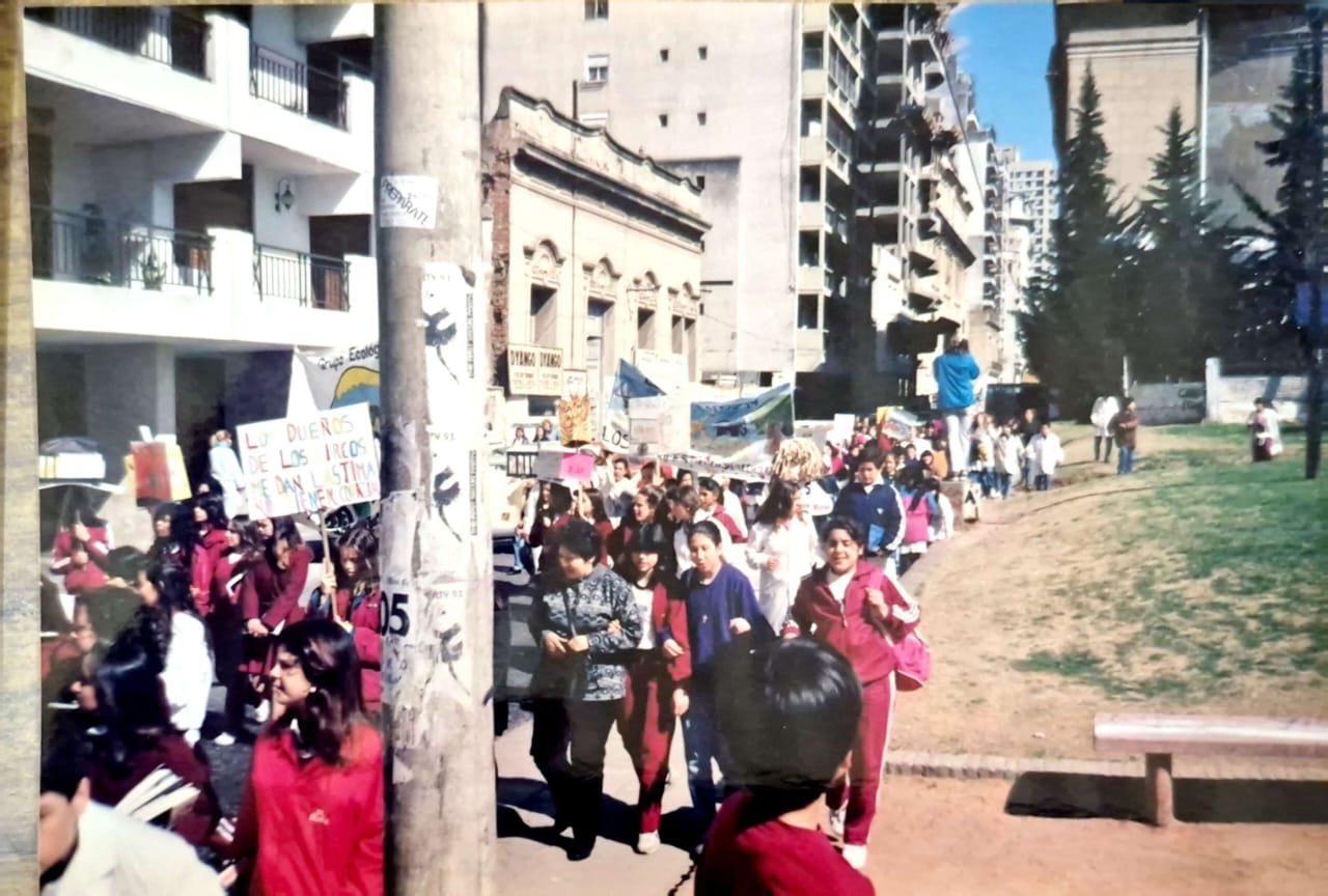Manifestación organizada por la ONG junto a escuelas, por la prohibición de animales en circos